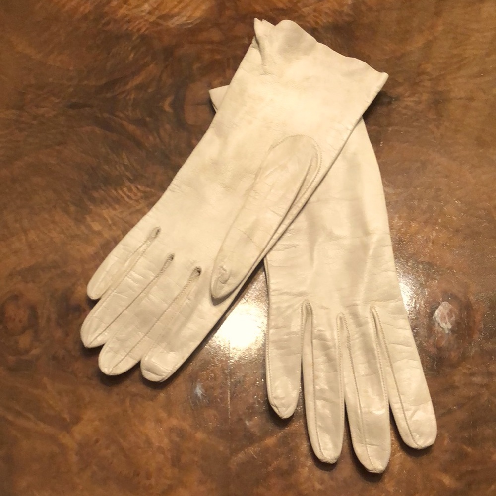 Vintage cream color 100% leather gloves